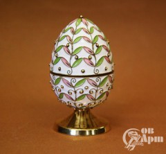 Пасхальное яйцо с эмалью с растительным узором